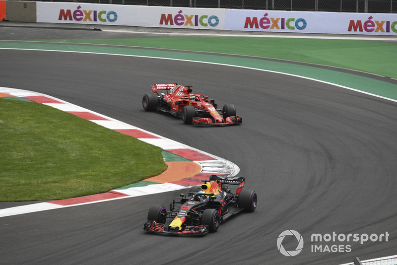 Даніель Ріккардо (Red Bull RB14) попереду Себастьяна Феттеля (Ferrari SF71H)