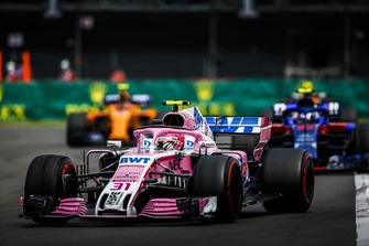 Esteban Ocon, Racing Point Force India VJM11, devant Pierre Gasly, Scuderia Toro Rosso STR13
