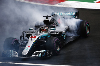 Lewis Hamilton, Mercedes AMG F1 W09 EQ Power+, fait un donut pour célébrer son titre