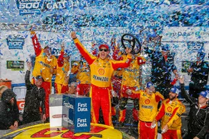 Race winner Joey Logano, Team Penske, Ford Fusion Shell Pennzoil 
