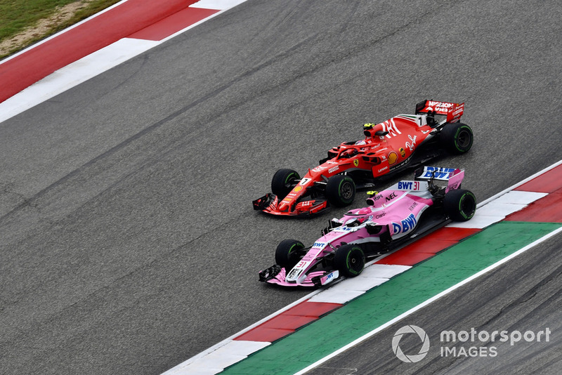 Kimi Raikkonen, Ferrari SF71H ed Esteban Ocon, Racing Point Force India VJM11