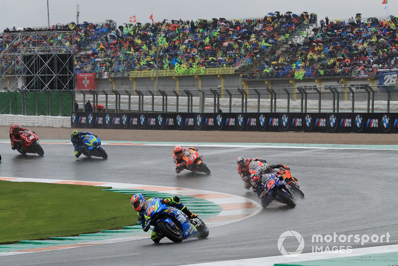 Алекс Рінс, Team Suzuki MotoGP, лідирує після старту гонки