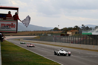 Il vincitore Claudio Giudice, Scuderia Giudici, prende la bandiera a scacchi