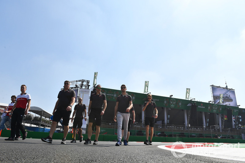 Romain Grosjean, Haas F1 Team, fait une reconnaissance de la piste