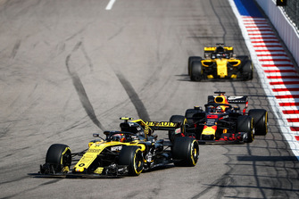 Carlos Sainz Jr., Renault Sport F1 Team R.S. 18, precede Daniel Ricciardo, Red Bull Racing RB14, e Nico Hulkenberg, Renault Sport F1 Team R.S. 18