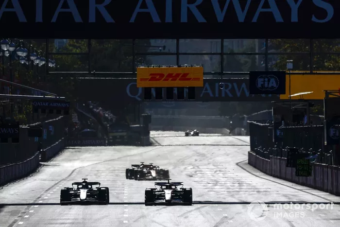 Carlos Sainz, Ferrari SF-24, adelanta a Alex Albon, Williams FW46