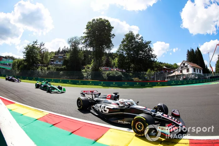 Kevin Magnussen, Haas VF-24, Zhou Guanyu, KICK Sauber, Yuki Tsunoda, RB F1 Team VCARB 01, en la primera vuelta