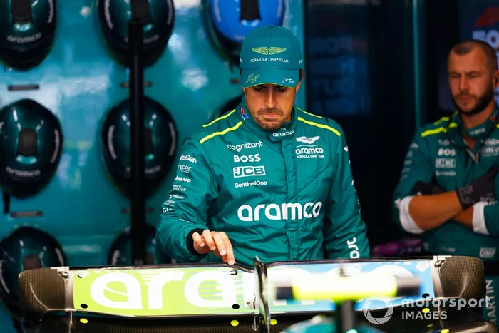 Fernando Alonso, Aston Martin F1 Team, en el garaje 
