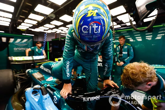 Fernando Alonso, Aston Martin F1 Team, se acomoda en el coche
