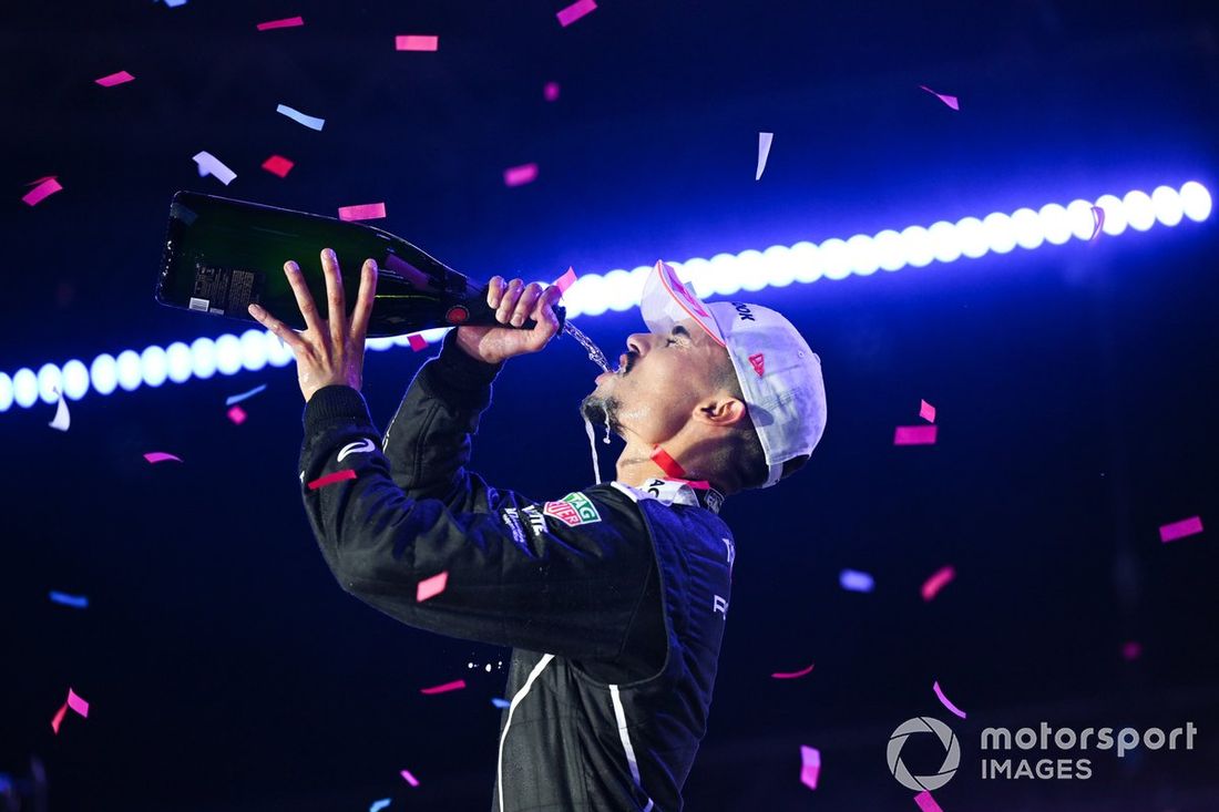 El Campeón del Mundo Pascal Wehrlein, Porsche, 2ª posición, lo celebra bebiendo champán en el podio