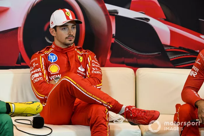 El hombre de la pole, Charles Leclerc, Scuderia Ferrari, en la rueda de prensa posterior a la clasificación