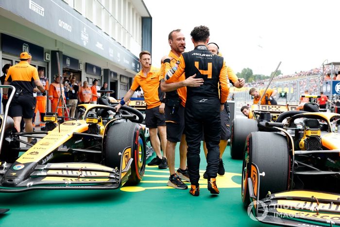 El hombre de la pole Lando Norris, McLaren F1 Team, celebra en Parc Ferme con sus compañeros de equipo