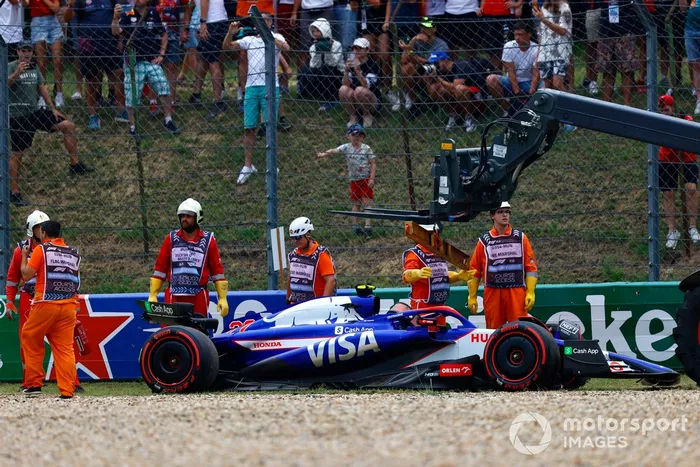 Los comisarios con el coche dañado de Yuki Tsunoda, RB F1 Team VCARB 01