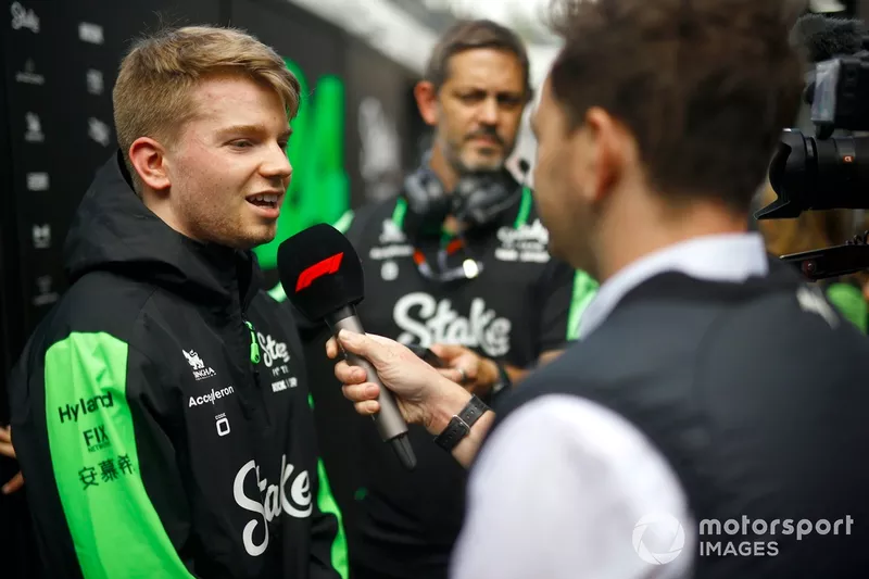 Robert Shwartzman, Stake F1 Team KICK Sauber, est interviewé