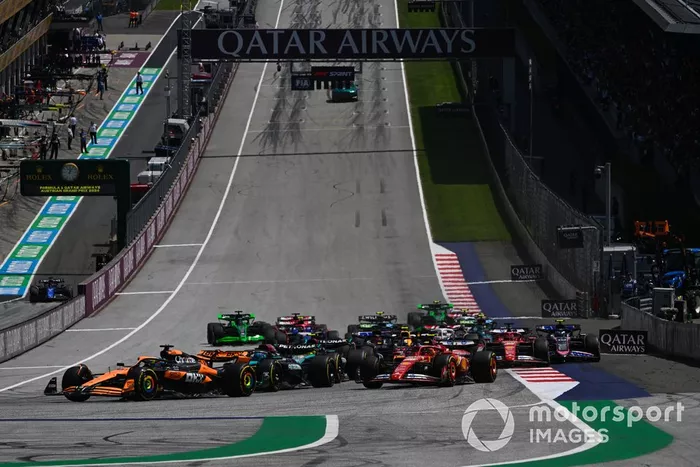 Oscar Piastri, McLaren MCL38, George Russell, Mercedes F1 W15, Carlos Sainz, Ferrari SF-24, el resto de los participantes en la salida del Sprint.