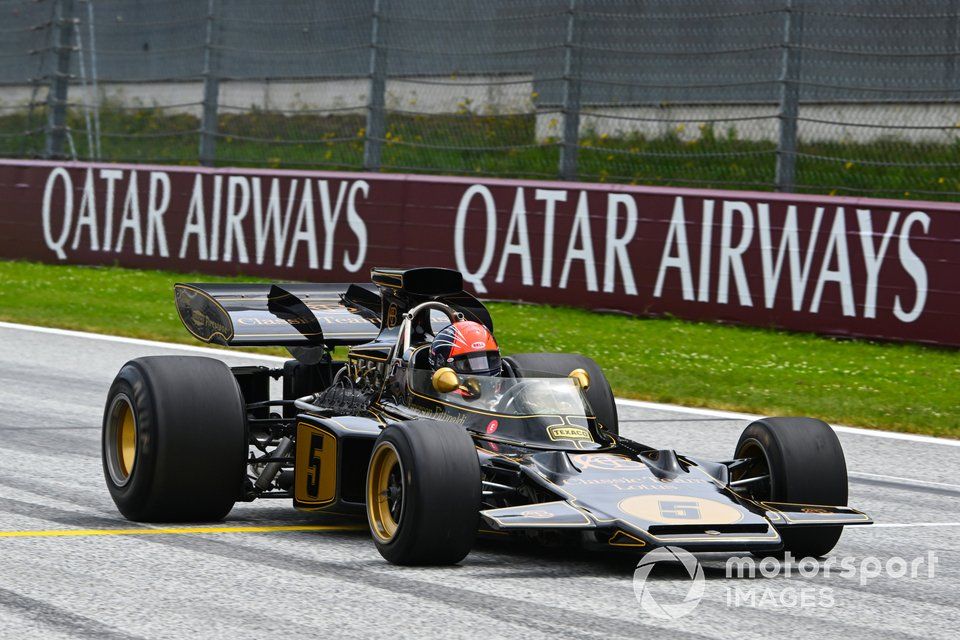 Emerson Fittipaldi, mistrz świata Formuły 1 w 1972 i 1974 roku, prowadzi Lotusa 72 Ford Cosworth DFV z 1972 roku w Paradzie Legend.