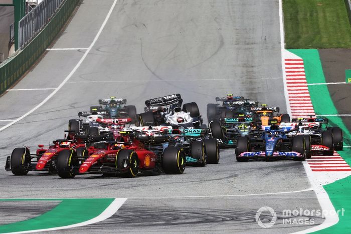 Carlos Sainz, Ferrari F1-75, Charles Leclerc, Ferrari F1-75, George Russell, Mercedes W13, Esteban Ocon, Alpine A522, el resto de la parrilla mientras Pierre Gasly, AlphaTauri AT03, hace un trompo