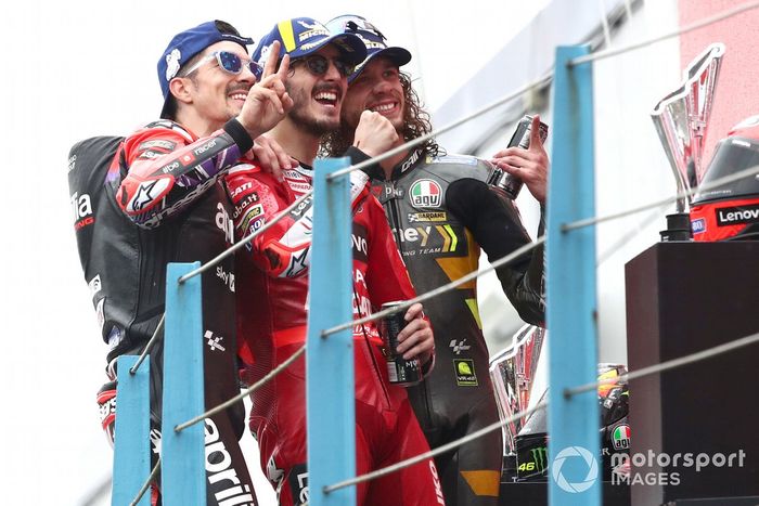 Podio: segundo lugar Marco Bezzecchi, VR46 Racing Team, ganador Francesco Bagnaia, Ducati Team, tercer lugar Maverick Viñales, Aprilia Racing Team