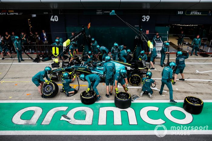 Lance Stroll, Aston Martin AMR22, en boxes durante la FP3