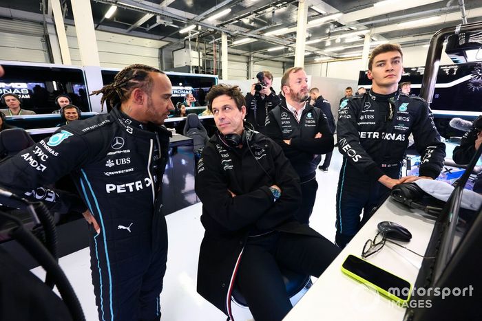Lewis Hamilton, Mercedes-AMG, George Russell, Mercedes-AMG, con Toto Wolff, director del equipo y consejero delegado de Mercedes AMG