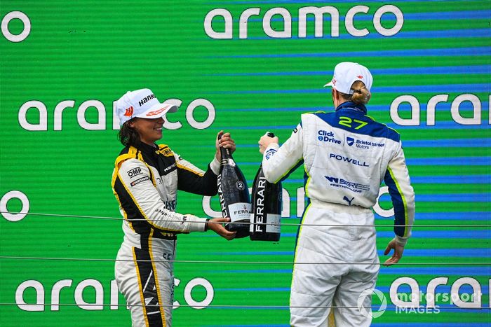Podio: segundo lugar Jamie Chadwick, Jenner Racing, tercer lugar Beitske Visser, Sirin Racing