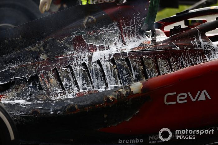 El coche quemado de Carlos Sainz, Ferrari F1-75, tras un incendio que provoca su retirada