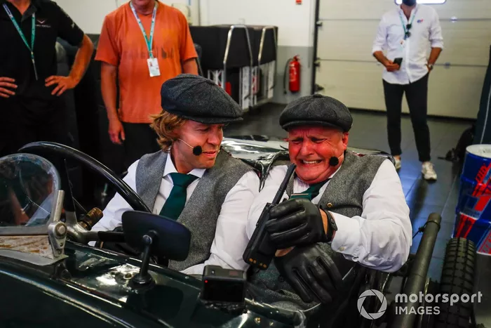 Sebastian Vettel, Aston Martin, Johnny Herbert, Sky TV, en el Aston Martin Green Pea TT1 de 1922