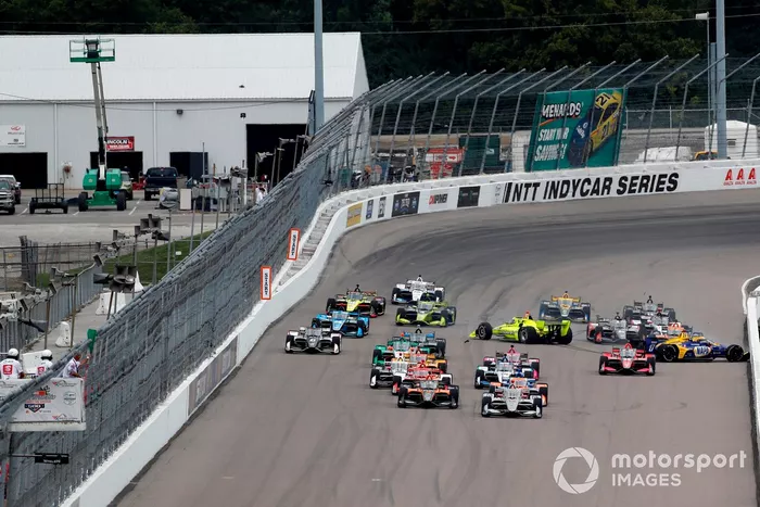 Choque de Alexander Rossi, Andretti Autosport Honda, Simon Pagenaud, Team Penske Chevrolet, Marco Andretti, Andretti Herta with Marco & Curb-Agajanian Honda al inicio