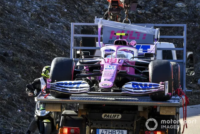 El coche de Lance Stroll, Racing Point RP20 en la grúa