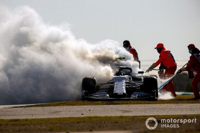 El monoplaza de Pierre Gasly, AlphaTauri AT01 es retirado por los oficiales