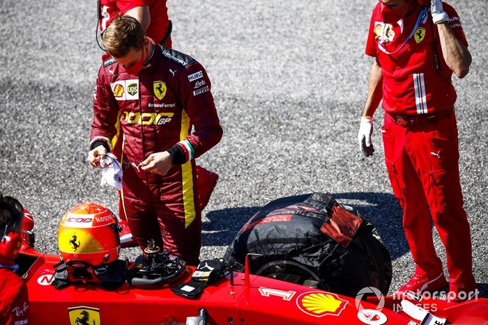 Los mecánicos de Ferrari con el Ferrari F2004 y Mick Schumacher