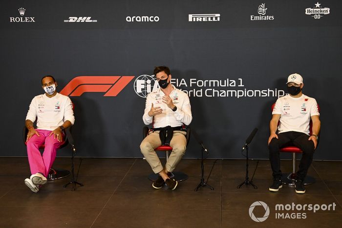 Lewis Hamilton, Mercedes-AMG F1, Toto Wolff, Director Ejecutivo (Negocios), Mercedes AMG, y Valtteri Bottas, Mercedes-AMG F1, en la conferencia de prensa