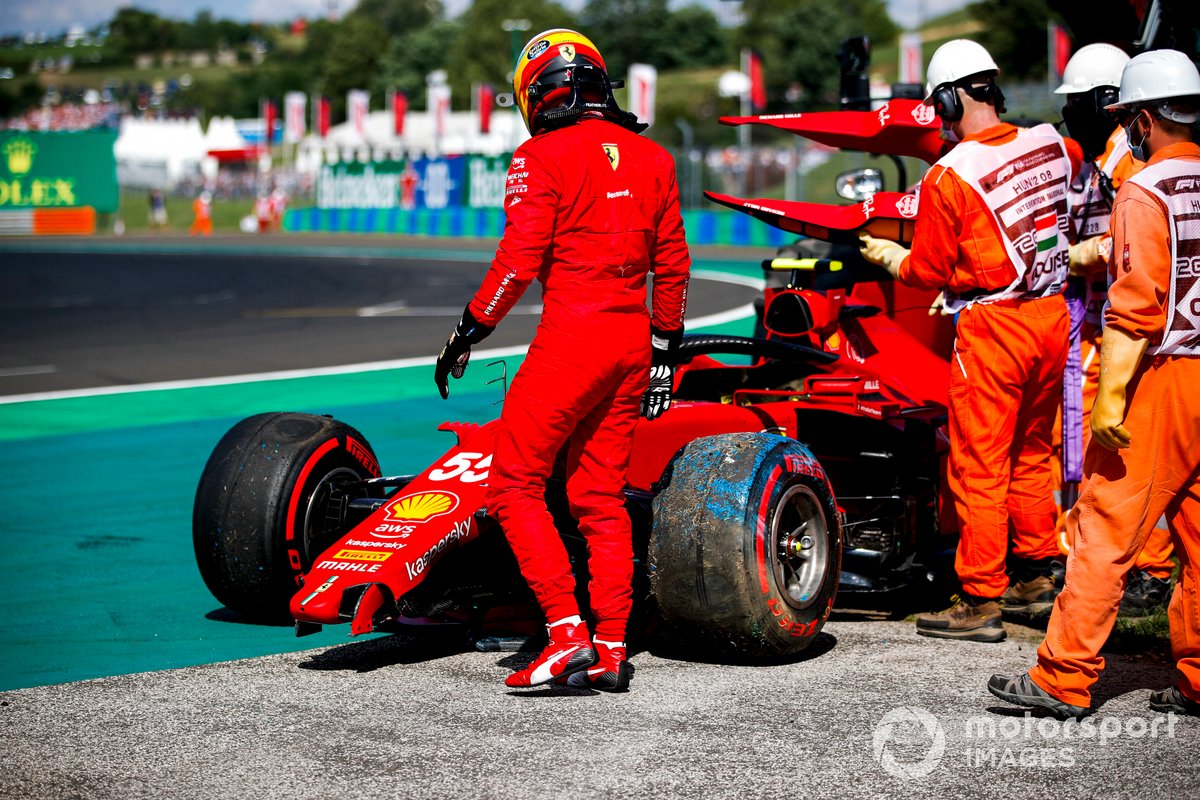 Carlos Sainz Jr., Ferrari SF21 crashes in qualifying