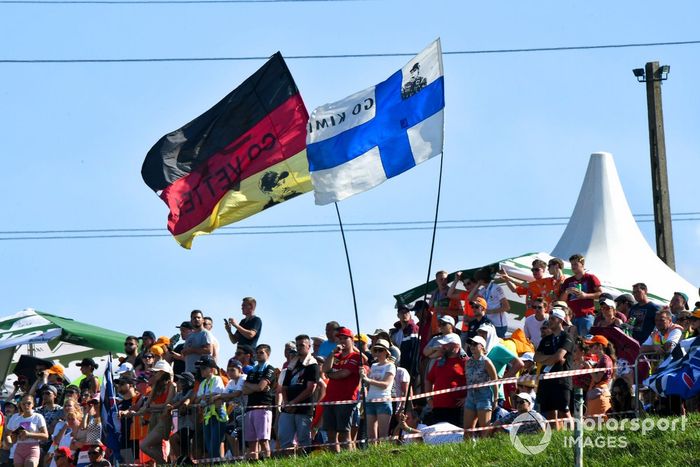Banderas alemanas y finlandesas ondeadas por los aficionados
