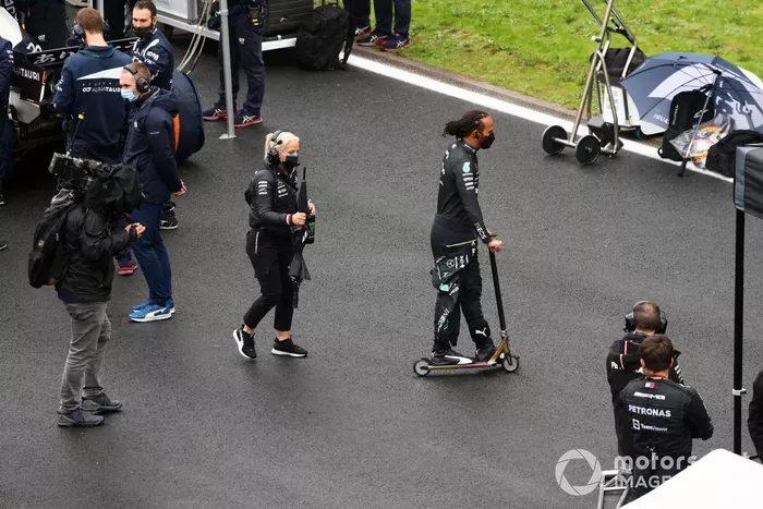 Angela Cullen, fisioterapeuta de Lewis Hamilton, y Lewis Hamilton, de Mercedes, en la parrilla