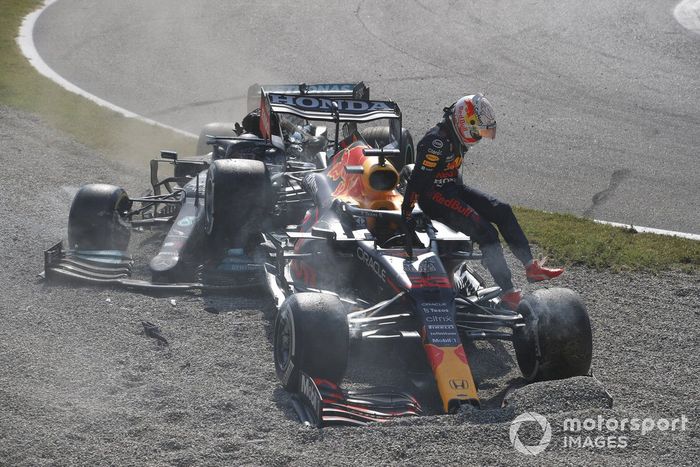 Max Verstappen, Red Bull Racing, salta de su coche tras chocar con Lewis Hamilton, Mercedes W12