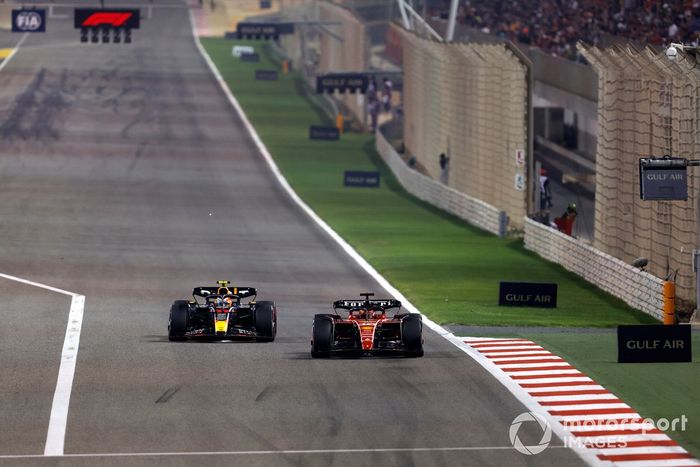 Charles Leclerc, Ferrari SF-23, lucha con Sergio Pérez, Red Bull Racing RB19