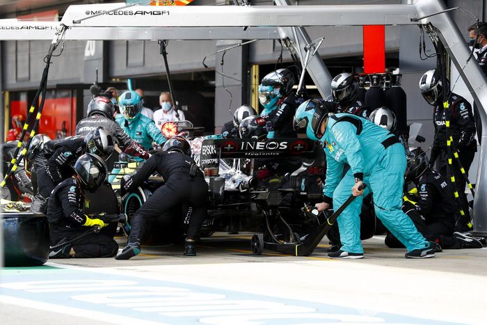 Lewis Hamilton, Mercedes F1 W11 pit stop