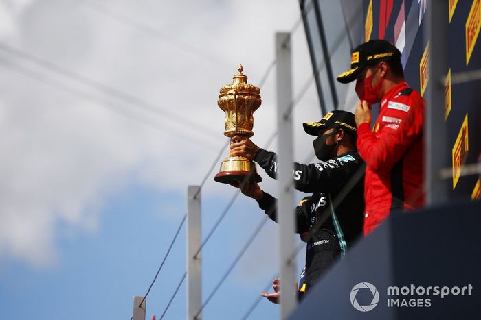 Podio: ganador de la carrera Lewis Hamilton, Mercedes-AMG F1