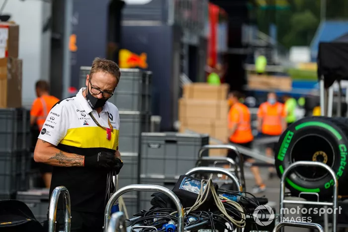 Un miembro del equipo de Renault empaca el equipo en el paddock