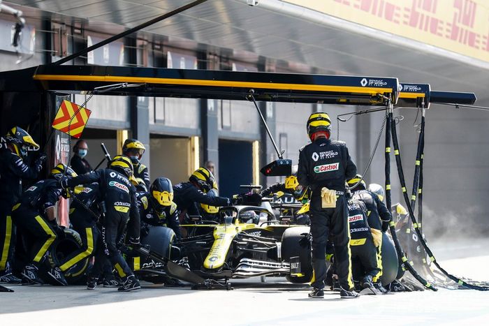Daniel Ricciardo, Renault F1 Team R.S.20 pit stop