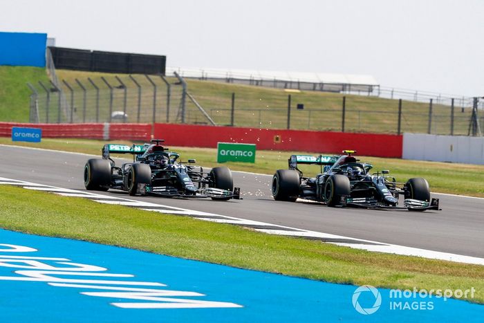 Valtteri Bottas, Mercedes F1 W11 y Lewis Hamilton, Mercedes F1 W11 batalla en la primera vuelta