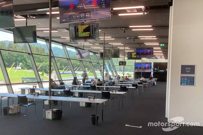 Sala de imprensa com as mesas mais afastadas