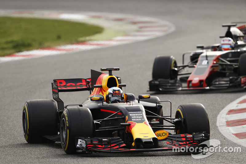 Daniel Ricciardo, Red Bull Racing RB13, leads Romain Grosjean, Haas F1 Team VF-17