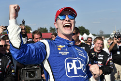 Race winner Josef Newgarden, Team Penske Chevrolet