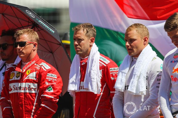 Los pilotos durante el himno nacional