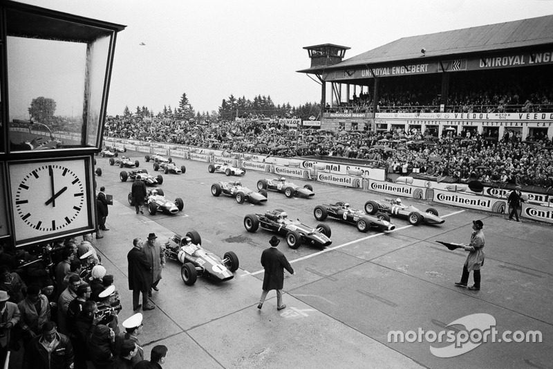 Ganadores de la pole Jim Clark, Lotus, John Surtees, Cooper, Jackie Stewart, BRM, y Ludovico Scarfiotti, Ferrari hecho en la primera fila de la cuadrícula
