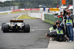 Jolyon Palmer, Renault Sport F1 Team RS17 and photographers