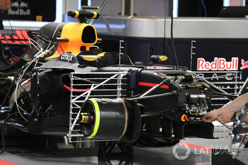 Red Bull Racing RB13 in de garage met aerodynamische sensoren