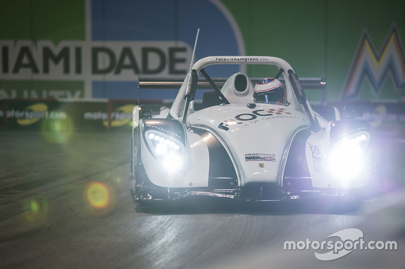 Jenson Button rijdt met de Radical SR3 RSX